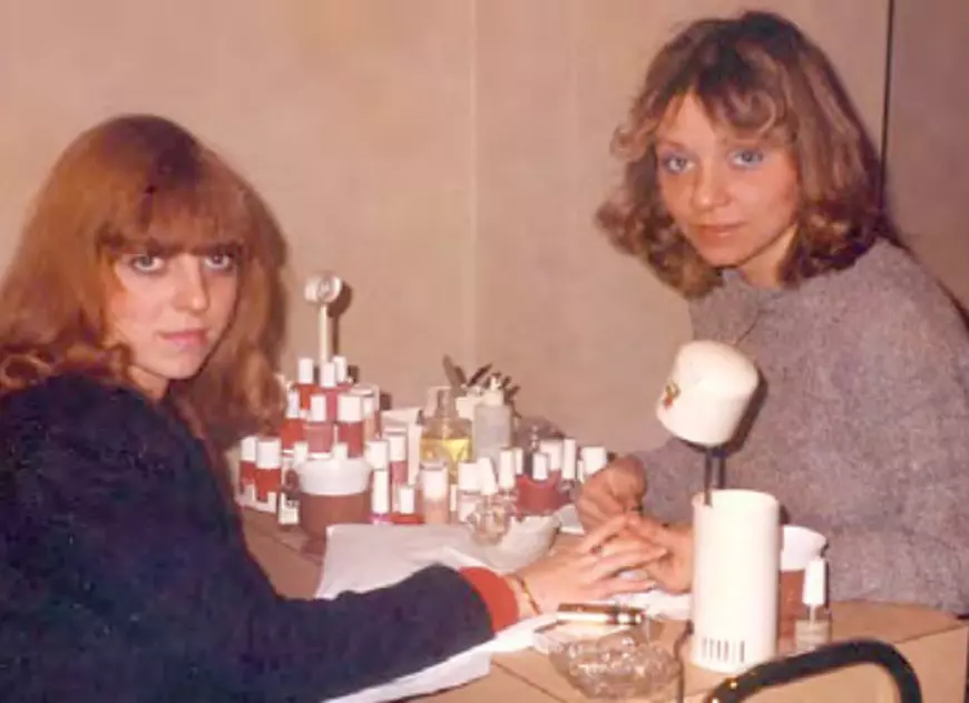 Ilana Holloway (dreapta) a lucrat într-un salon de manichiură. Foto: arhivă personală