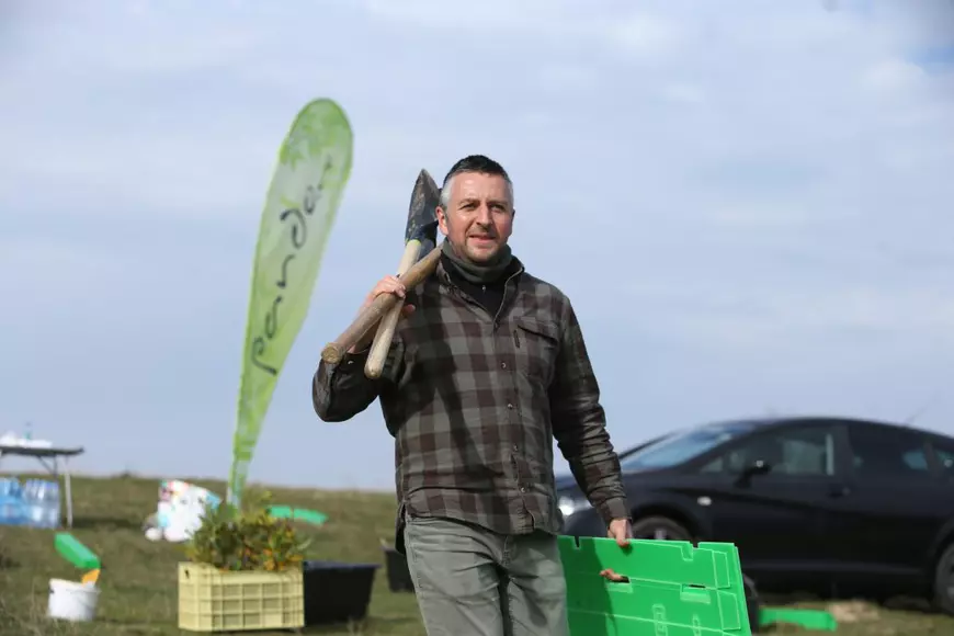 Un antreprenor din Miercurea Ciuc îmbină economia cu ecologia, plantând un pom pentru fiecare client: Exerciţiu pentru pădurea de mâine