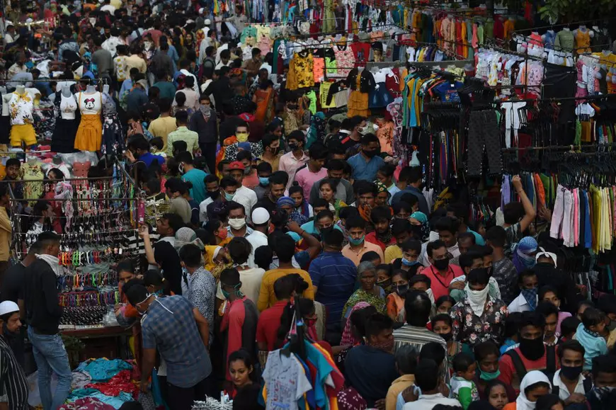 FOTOGRAFIA ZILEI: Cum arată un târg în India în pandemia COVID. Medicii avertizează că populația s-a relaxat prea mult după o scădere a cazurilor