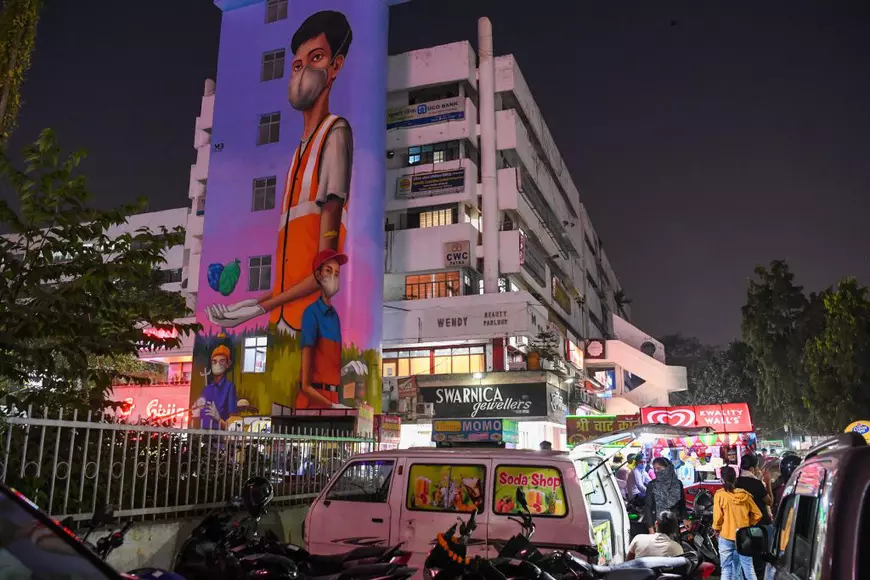 FOTOGRAFIA ZILEI: Cum arată un târg în India în pandemia COVID. Medicii avertizează că populația s-a relaxat prea mult după o scădere a cazurilor