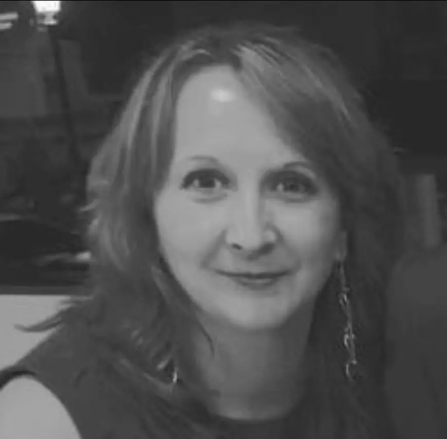 O polițistă a murit în propria curte, după ce a fost lovită de o autoutilitară, lăsată neasigurată în pantă