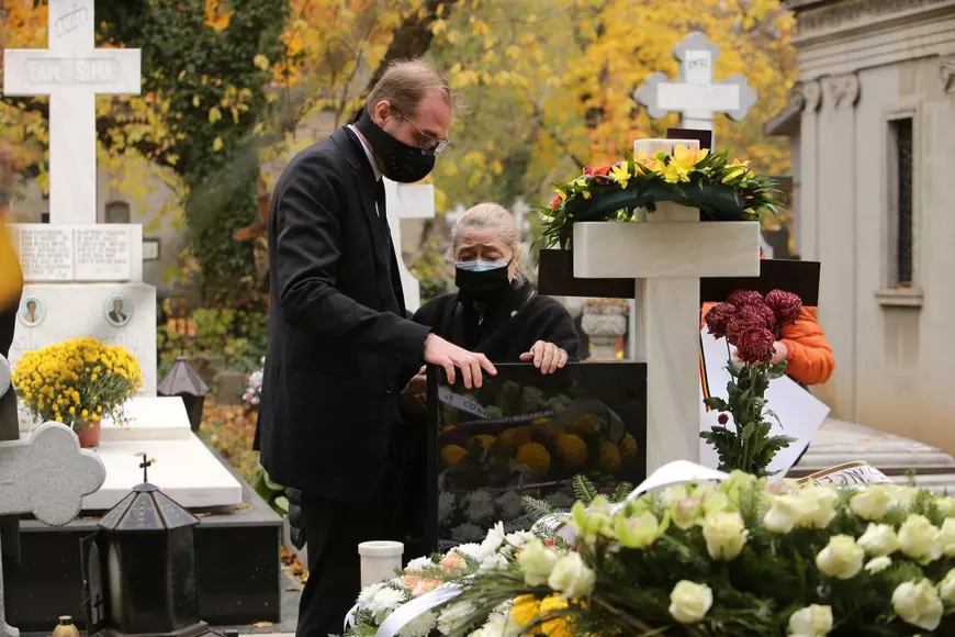 VIDEO | Vladimir Găitan, condus pe ultimul drum de familie și de colegi. Actorul, înmormântat cu onoruri militare