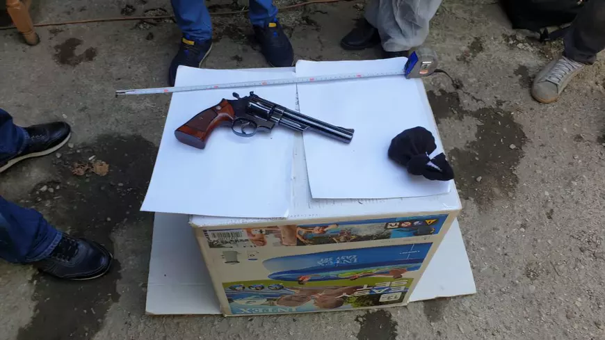 Crima din 1 Decembrie. Un bărbat care şi-a executat rivalul, împuşcându-l în cap, lasă un mister: de unde se cumpără un revolver Smith & Wesson?