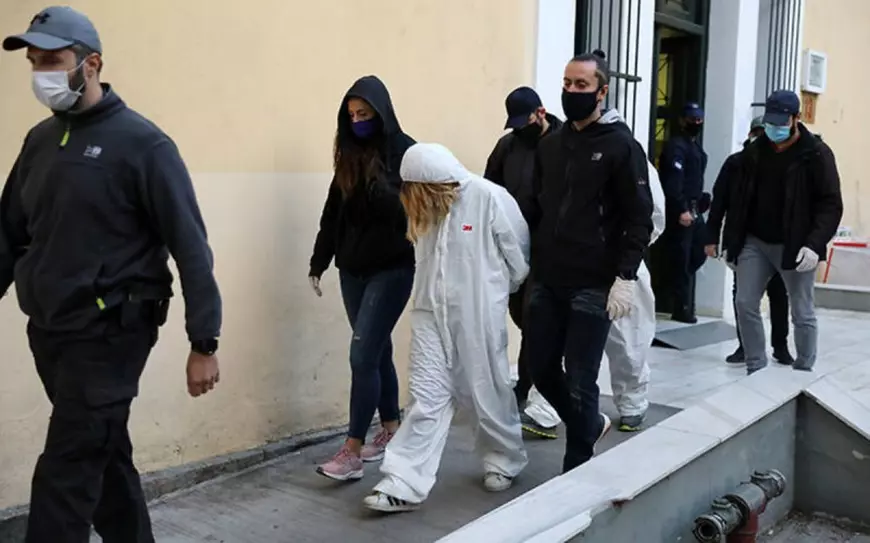 Un adolescent român și iubita lui de 15 ani au ucis-o pe mama fetei, la Atena, cu zeci de lovituri de cuțit
