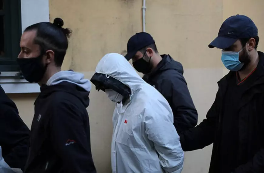 Un adolescent român și iubita lui de 15 ani au ucis-o pe mama fetei, la Atena, cu zeci de lovituri de cuțit