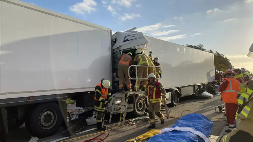 Un șofer de TIR, mort, altul în stare critică, într-un accident cu cinci camioane, pe o autostradă din Germania