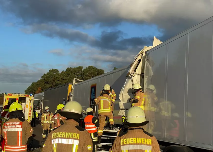 Un șofer de TIR, mort, altul în stare critică, într-un accident cu cinci camioane, pe o autostradă din Germania