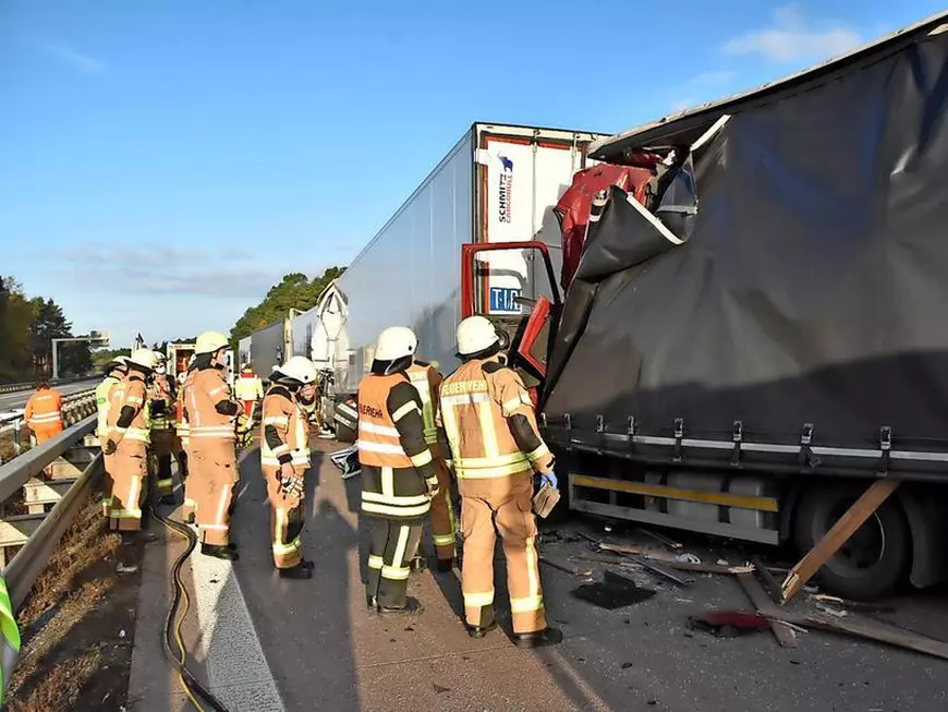 Un șofer de TIR, mort, altul în stare critică, într-un accident cu cinci camioane, pe o autostradă din Germania