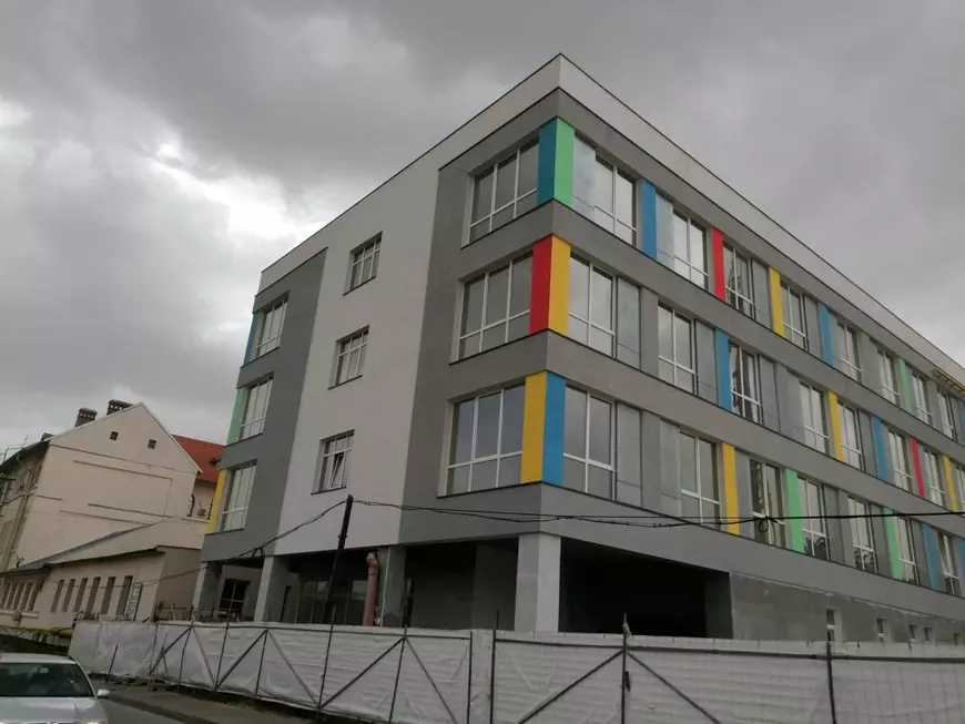 Cum zace nefolosit de un an un spital nou din Botoșani, construit cu 15.600.000 de lei, în timp ce bolnavii de COVID-19 stau la coadă pentru un loc la ATI