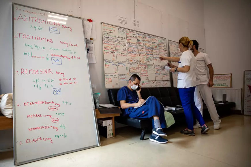 Oamenii din pavilionul COVID al Spitalului Marius Nasta. „Și fă-i tineri cum au fost, fă-i mai tineri decât noi”