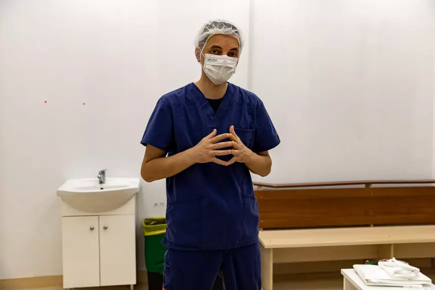 Oamenii din pavilionul COVID al Spitalului Marius Nasta. „Și fă-i tineri cum au fost, fă-i mai tineri decât noi”