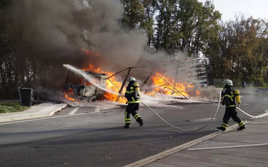 Un șofer de TIR care gătea în cabină a luat foc când amesteca în mâncare. Camionul s-a făcut scrum în parcare, în Germania