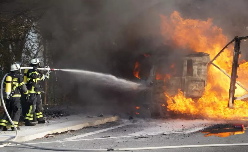 Un șofer de TIR care gătea în cabină a luat foc când amesteca în mâncare. Camionul s-a făcut scrum în parcare, în Germania
