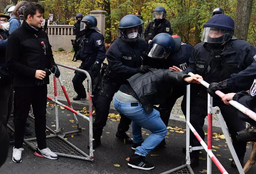 Protest masiv la Berlin față de măsurile anti-COVID. Poliția a pus tunurile de apă pe manifestanți