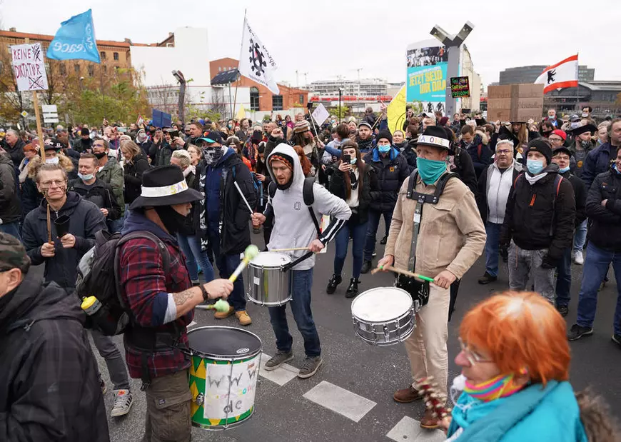 Protest masiv la Berlin față de măsurile anti-COVID. Poliția a pus tunurile de apă pe manifestanți