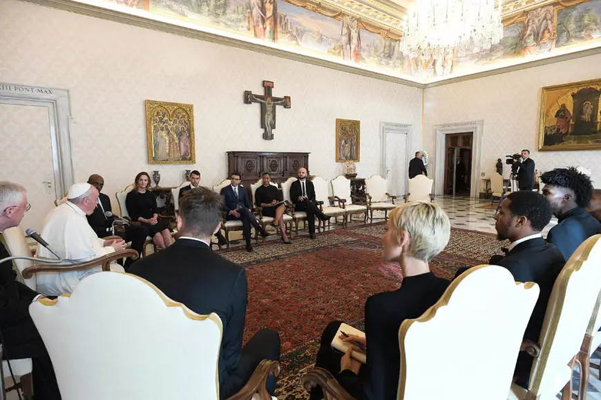 Întâlnire fără mască la Vatican între Papa și baschetbaliști din NBA, implicaţi în lupta împotriva rasismului