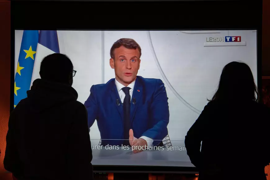 Emmanuel Macron are simptome puternice de COVID-19. Președintele Franței s-a izolat la reședința La Lanterne din Versailles