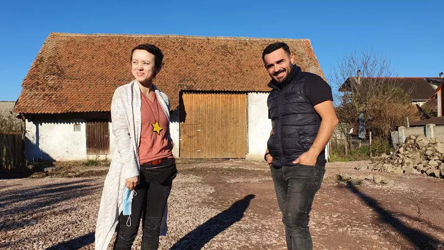 Doi dascăli dintr-o comună săracă au transformat un autobuz vechi în clasă pentru elevi. „Ați făcut pentru noi mai mult decât părinții noștri”