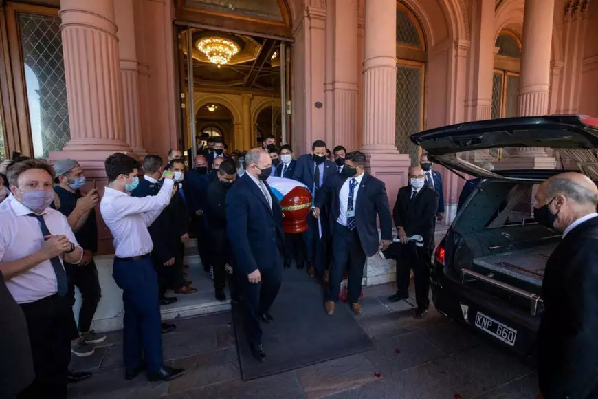 Diego Maradona a fost înmormântat într-o ceremonie restrânsă, după incidentele de la Palatul Prezidenţial