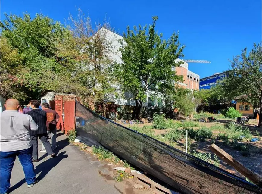 Două poze făcute la o secție de votare din sectorul 5, la aceeași oră. Unde a dispărut coada de acum două luni?