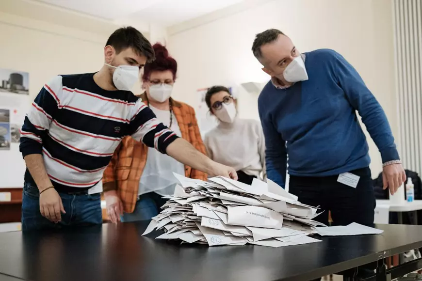 Tinerii români care s-au implicat în organizarea alegerilor la Berlin: „Nouă ne merge bine aici; nu putem să-i lăsăm pe cei de acasă de izbeliște”