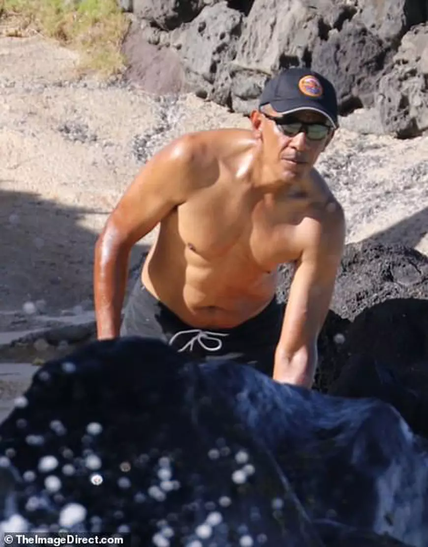 Soții Obama, distracție pe caiac, în Hawaii, fără măști și fără griji. Fosta primă doamnă dictează ritmul
