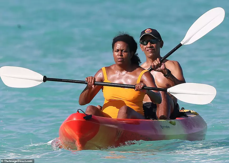Soții Obama, distracție pe caiac, în Hawaii, fără măști și fără griji. Fosta primă doamnă dictează ritmul