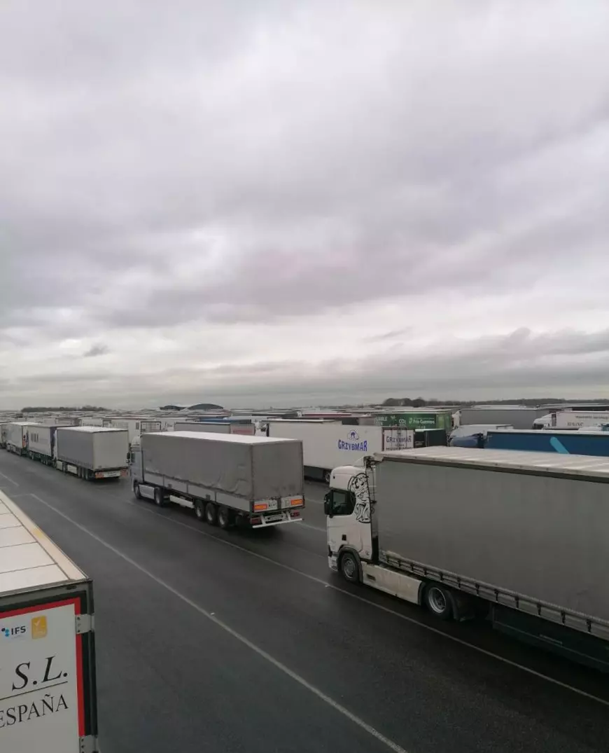 Mutația virusului a blocat mii de șoferi români la frontierele Angliei de 48 de ore. „Ne-au adus o sticlă de apă și un baton de ciocolată”