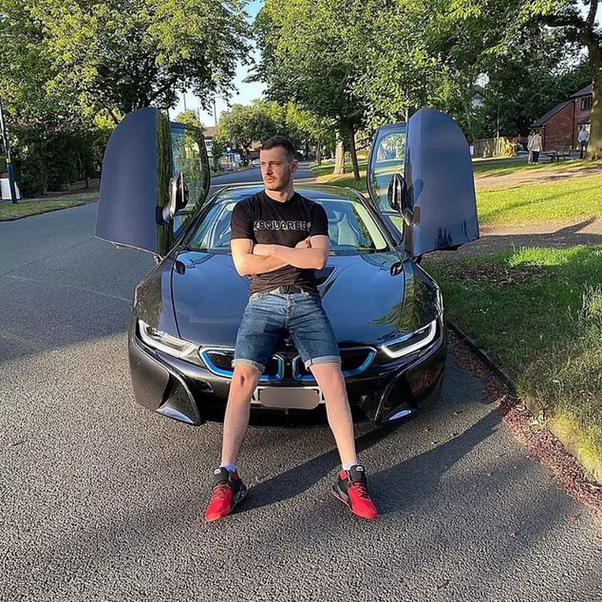 Un rapper albanez arată pe YouTube cum se poate emigra ilegal în Anglia, folosind o carte de identitate românească falsă