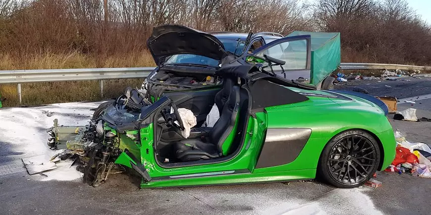 Român îngrozit în Germania, un Audi R8 de 153.000 de euro s-a făcut praf de mașina lui, în timp ce-l depășea