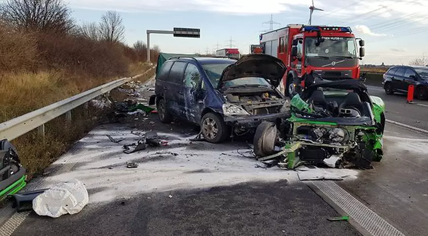 Român îngrozit în Germania, un Audi R8 de 153.000 de euro s-a făcut praf de mașina lui, în timp ce-l depășea