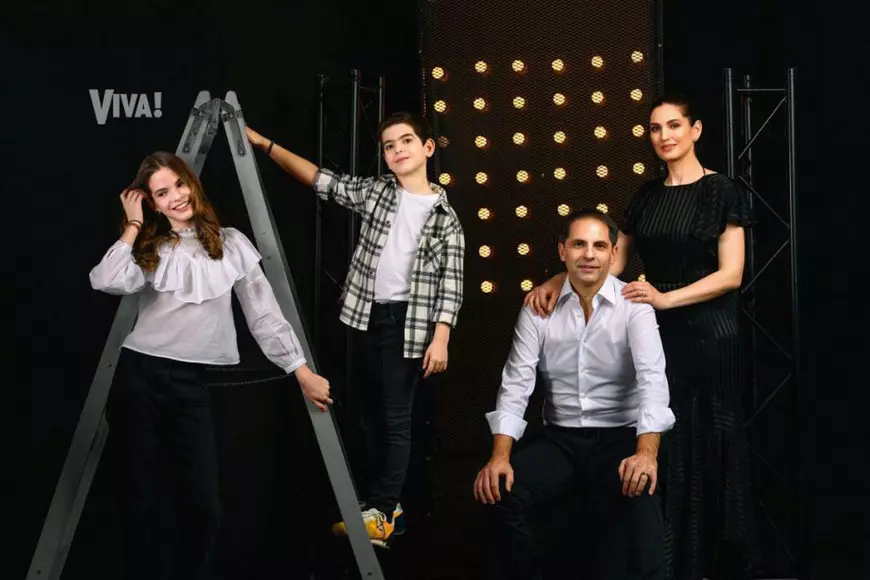 Dan Negru, pictorial alături de familie. Ce spune despre relația cu soția și cei doi copii. „Acasă sunt asistenta TV, aia care îi ține trena prezentatorului”