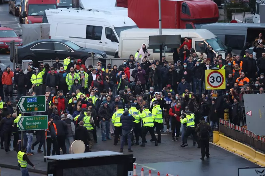 VIDEO | Șoferii de TIR blocați în Dover, confruntări cu poliția după redeschiderea graniței franceze. Mărturia unui român care nu știe când își va relua călătoria