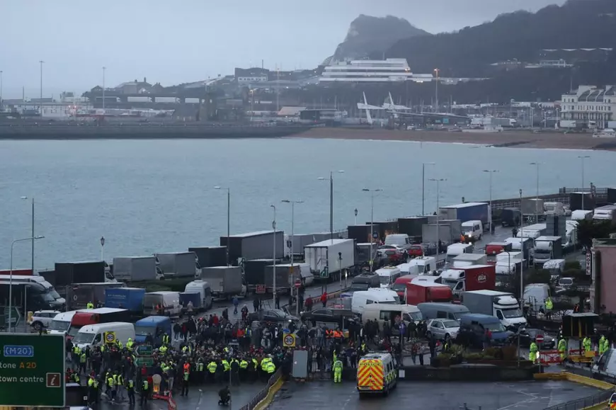 VIDEO | Șoferii de TIR blocați în Dover, confruntări cu poliția după redeschiderea graniței franceze. Mărturia unui român care nu știe când își va relua călătoria