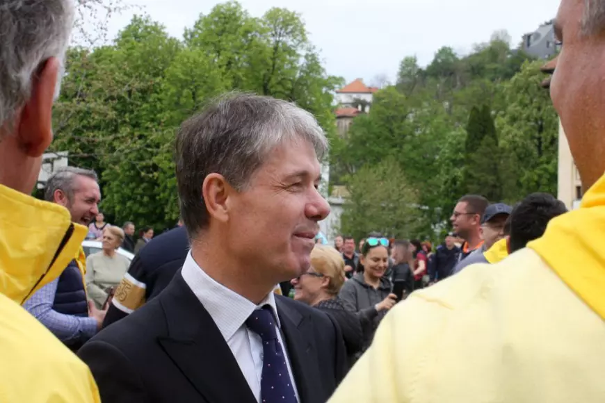 Edilul Brașovului, Allen Coliban, acuză că a găsit un contract falsificat în primărie și spune că PNL ar trebui să-l dea afară pe Scripcaru. Libertatea a obținut documentul