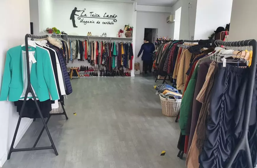 Sucursala din București a lui Moș Crăciun. Un magazin scoate la vânzare lucruri donate, iar din banii obținuți sunt luate daruri pentru nevoiași