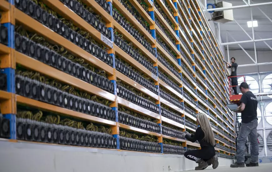 Are rost să cumperi bitcoin sau alte monede bazate pe tehnologia blockchain?