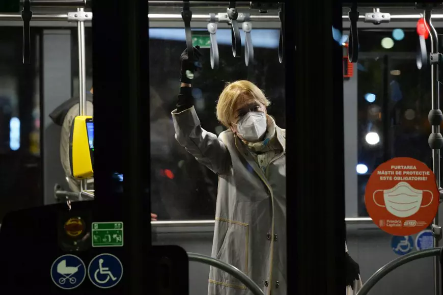 Călătorii interzise, restricții la reuniunile familiale, slujbe online. Cum încearcă Europa să salveze Crăciunul și Anul Nou