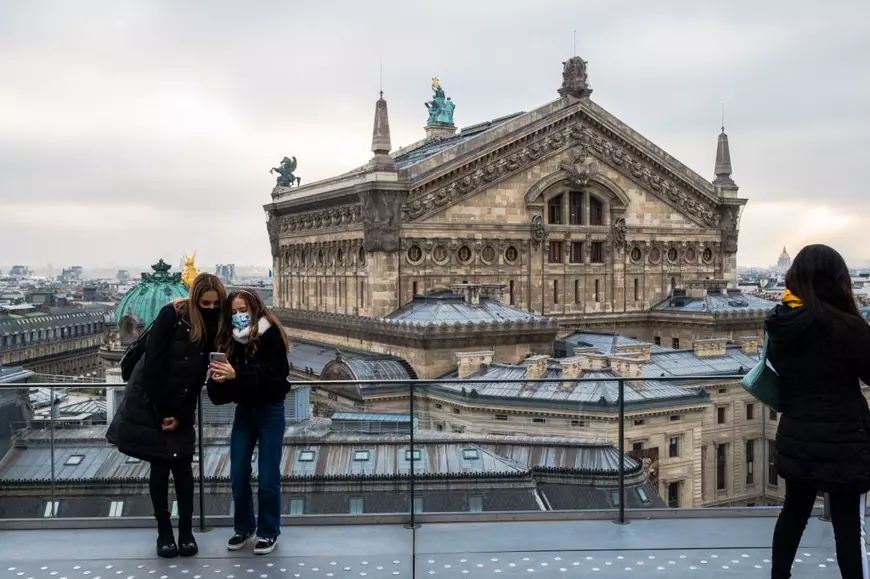 Călătorii interzise, restricții la reuniunile familiale, slujbe online. Cum încearcă Europa să salveze Crăciunul și Anul Nou