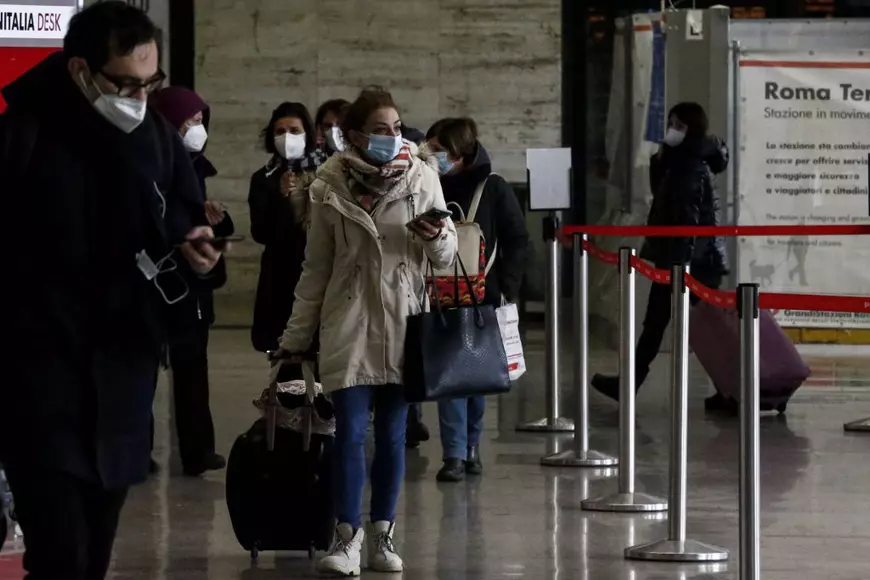 Călătorii interzise, restricții la reuniunile familiale, slujbe online. Cum încearcă Europa să salveze Crăciunul și Anul Nou