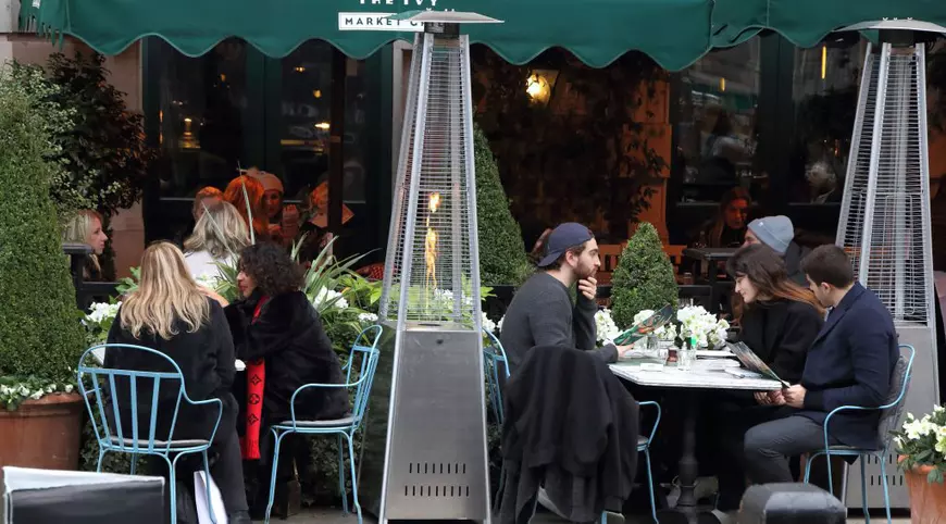 Ultima halbă de bere. Londonezii au început să bea mai devreme la baruri, înainte ca orașul să intre în categoria a treia a restricțiilor