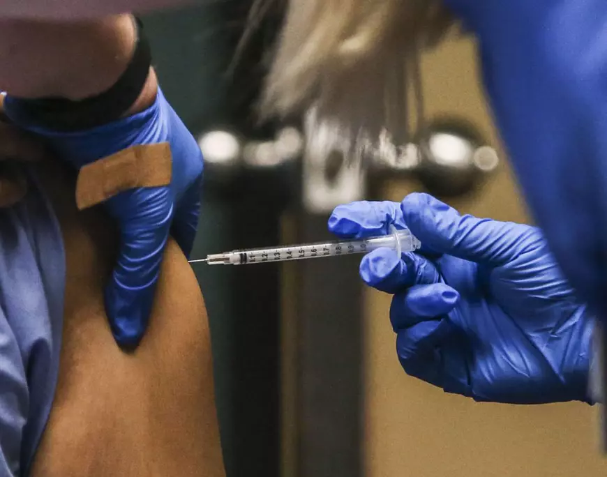 Specialiștii demontează 7 mituri din jurul vaccinurilor anti-COVID. „Gândiţi-vă la el ca la un e-mail trimis sistemului vostru imun”