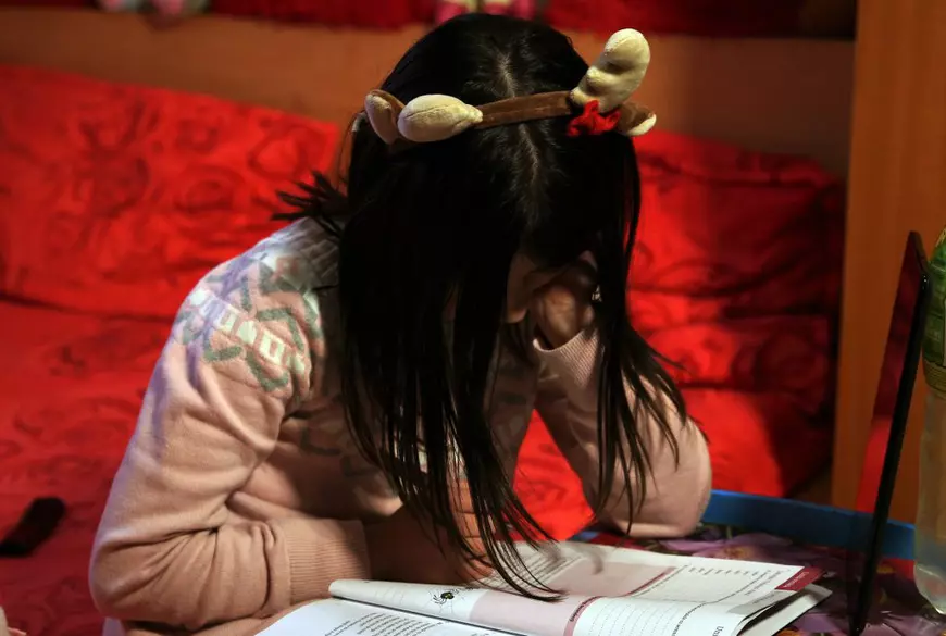 REPORTAJ. Cei pentru care Sărbătorile nu s-au simțit. Singurătatea copiilor cu părinţii în afara ţării