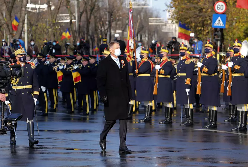 REPORTAJ | Ce nu s-a văzut la TV la ceremonia fără public de 1 Decembrie: Iohannis a venit, a vorbit și a plecat. Orban, fotografii cu toată lumea