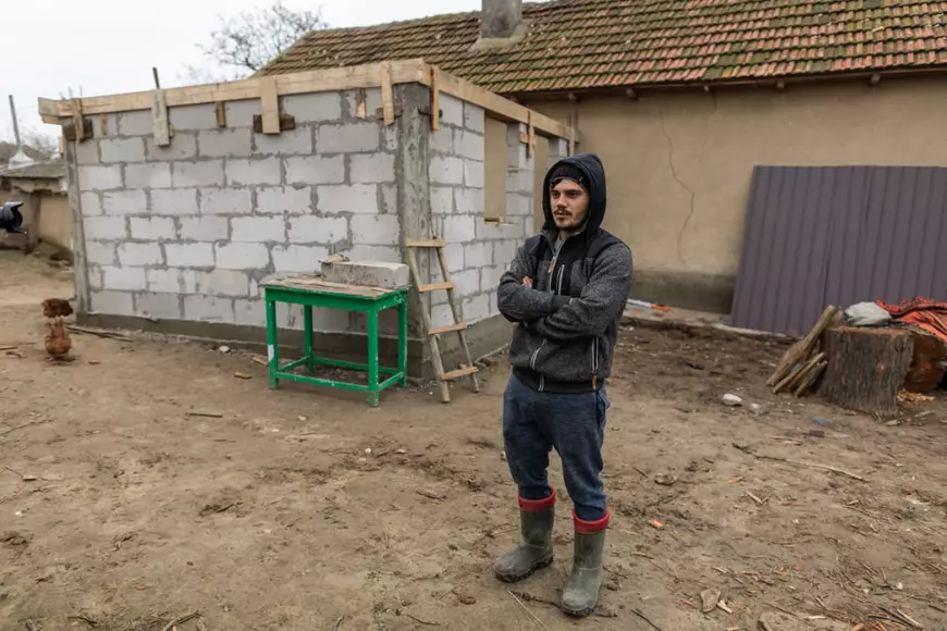 Biserica Ortodoxă Bună. Trei copii abandonați, adăpostiți de un preot, și-au pus o dorință de Crăciun: „Să nu ne mai ia mama alocația!”