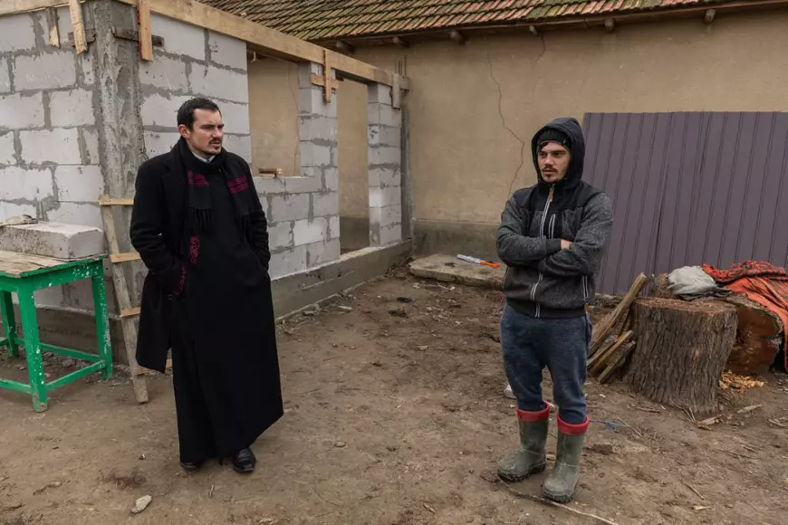 Biserica Ortodoxă Bună. Trei copii abandonați, adăpostiți de un preot, și-au pus o dorință de Crăciun: „Să nu ne mai ia mama alocația!”