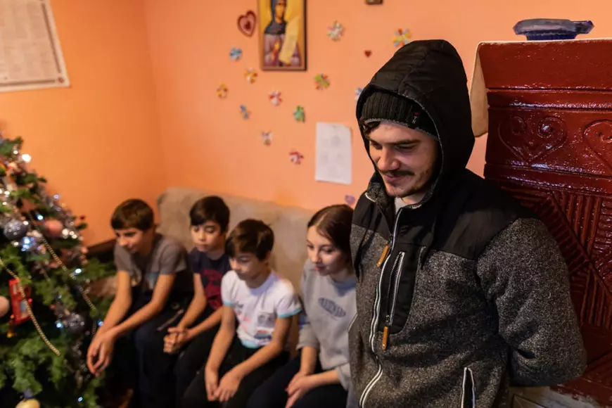 Biserica Ortodoxă Bună. Trei copii abandonați, adăpostiți de un preot, și-au pus o dorință de Crăciun: „Să nu ne mai ia mama alocația!”