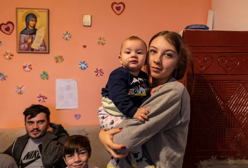 Biserica Ortodoxă Bună. Trei copii abandonați, adăpostiți de un preot, și-au pus o dorință de Crăciun: „Să nu ne mai ia mama alocația!”