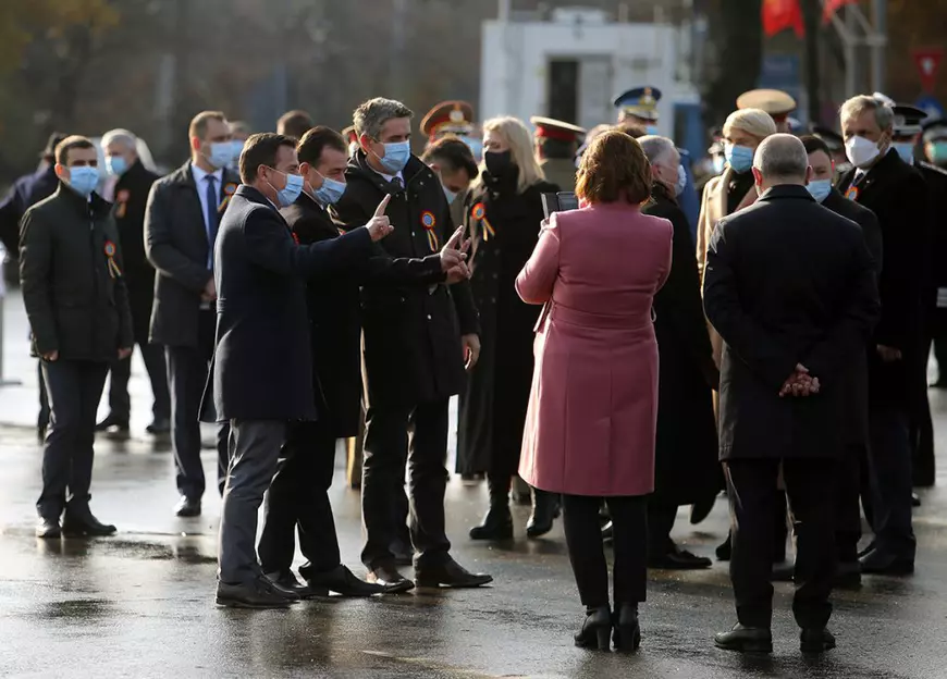 REPORTAJ | Ce nu s-a văzut la TV la ceremonia fără public de 1 Decembrie: Iohannis a venit, a vorbit și a plecat. Orban, fotografii cu toată lumea