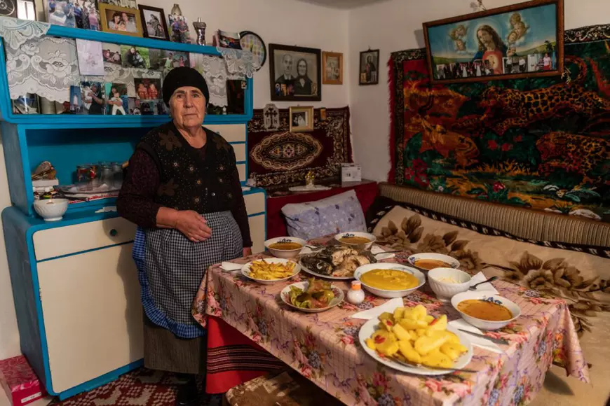 REPORTAJ | Sărbători dobrogene cu oamenii părintelui Alexandru, plachie, turte şi cântece străvechi: pescarii se împuținează, dar rețetele de bucătărie rămân